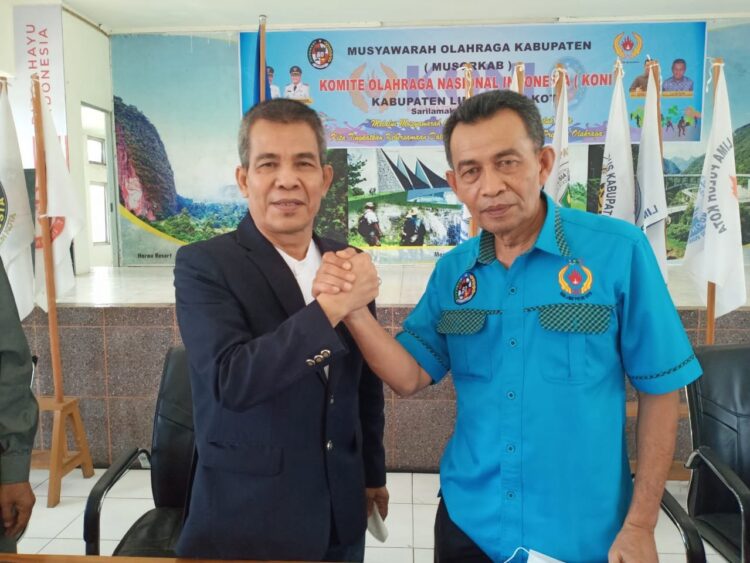 SALAM KOMANDO—Ketua KONI Sumbar Syaiful salam komando dengan Wirianto setelah terpilih menjadi Ketua KONI Limapuluh Kota secara aklamasi.