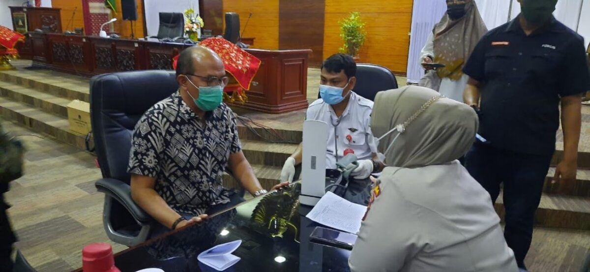 Ketua DPRD Sumbar Supardi saat akan divaksin.....