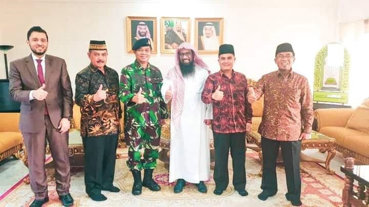 Rektor UIN Imam Bonjol (IB) Padang, Prof. Dr. Eka Putra Wirma, Lantamal II Padang Laks. Muda Hargianto, dan Fauzi Bahar (Mantan Walikota Padang) beserta rombongan saat kunjungi Kedubes Arab Saudi.