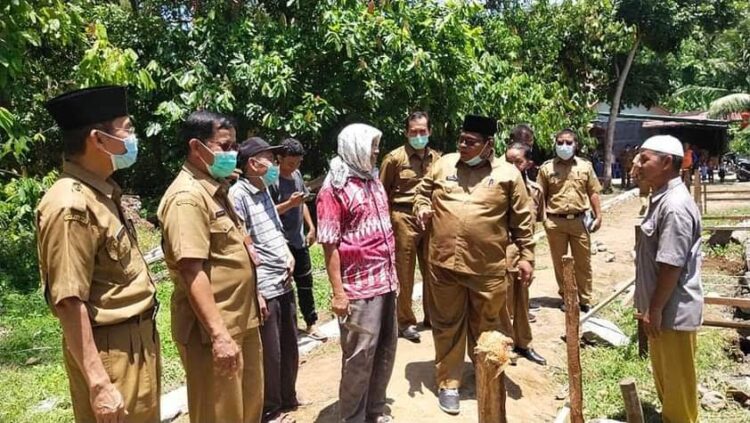 PELETAKAN BATU PERTAMA—Bupati Padangpariaman Suhatri Bur meletakan batu pertama pembangunan Ponpes Darul Ikhlas III, kemarin.