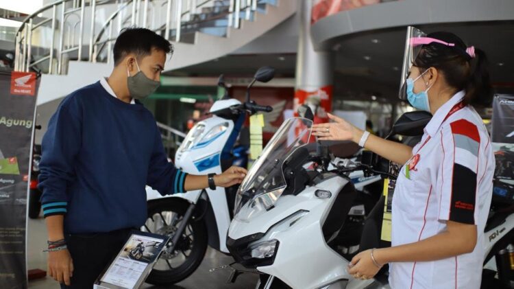 JELASKAN FITUR-Sales Marekting PT Menara Agung menjelaskan fitur-fitur yang disematkan di New Honda ADV150 kepada konsumen.