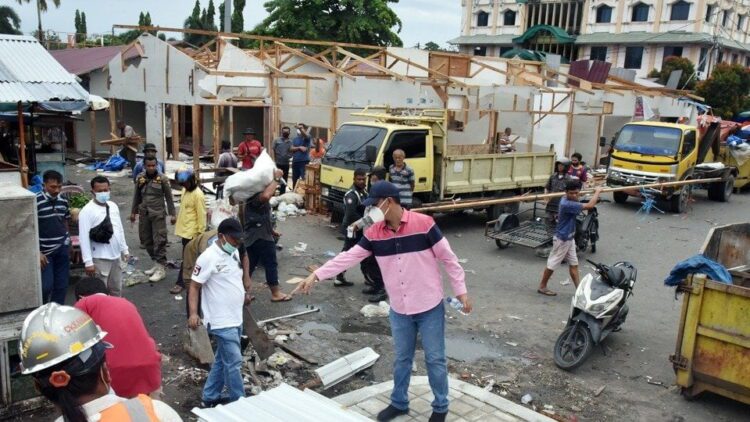 PEMBONGKARAN— Wali Kota Pariaman H Genius Umar memantau langsung pembongkaran pasar penampungan, kemarin.