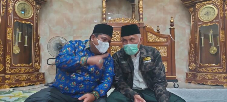DIALOG—Bupati Padangpariaman Suhatri Bur dan Gubernur Sumatera Barat Mahyeldi saat dialog tentang perkembangan dan aktivitas jamaah di masjid.