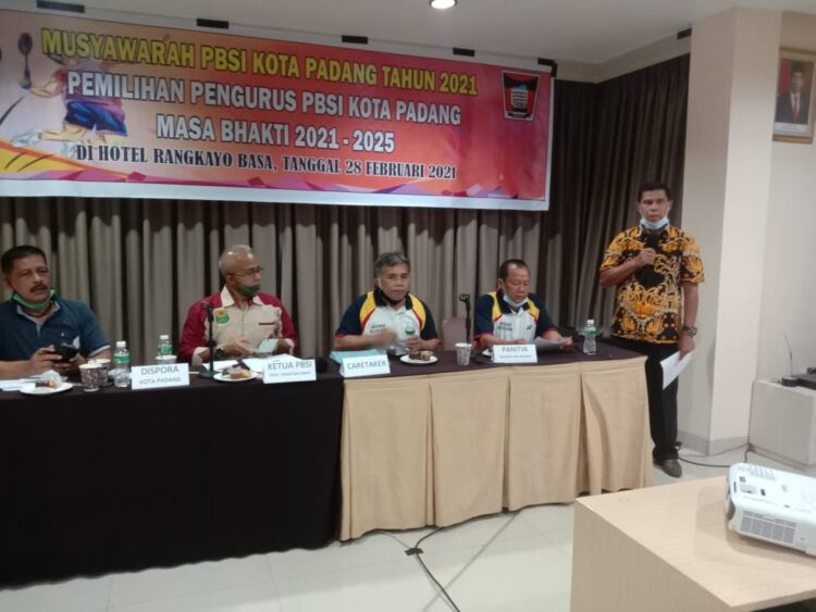 MUSKOT—Muskot versi Panpel H Syahril yang dilaksanakan di Hotel Rangkayo Basa memilih Mukhlis menjadi ketua PBSI Padang dengan aklamasi, Minggu (28/2).