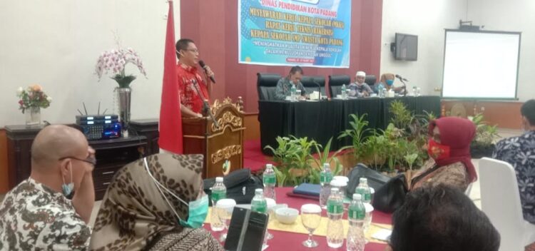 BUKA—Plt Kabid Dikdas Disdik Padang Arman membuka Rakenis MKKS SMP Swasta Kota Padang.