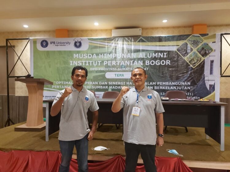 TERPILIH—Nuzul  Amri E 28 terpilih sebagai Ketua Umum DPD HA IPB Sumbar foto bersama.