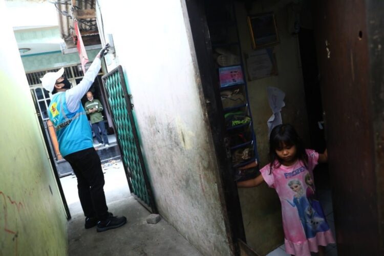 CEK METERAN— Petugas PT PLN mengecek meteran listrik para pelanggan. Untuk Maret ini, PLN memastikan penyaluran stimulus listrik pelanggan periode Maret sudah berjalan lancar.