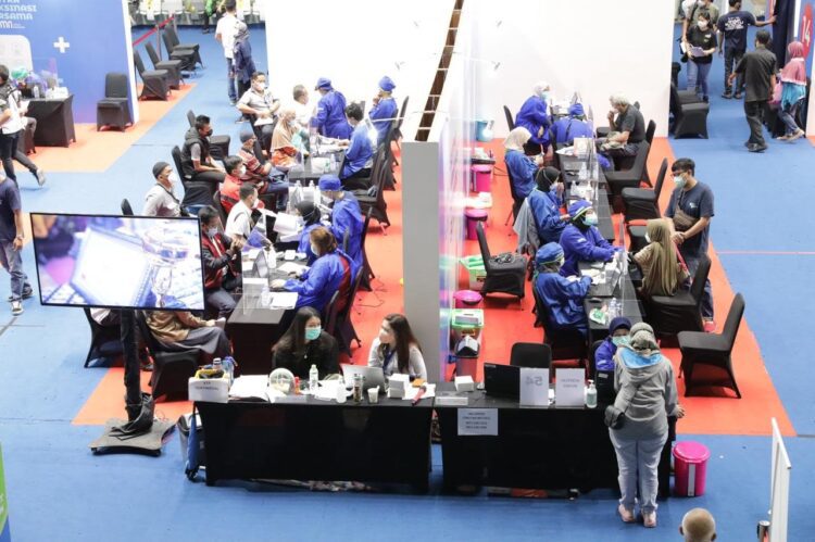 VAKSINASI— Ribuan  pegawai PLN yang berasal dari Jabodetabek mengikuti program vaksinasi Covid-19.