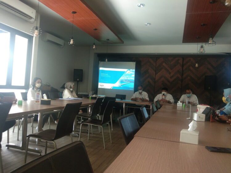 SOSIALISASI— PLN UIW Sumbar sosialisasikan program stimulus II tahun 2021 kepada sejumlah pimpinan media dan wartawan di Padang, Senin (29/03) di salah satu restoran.