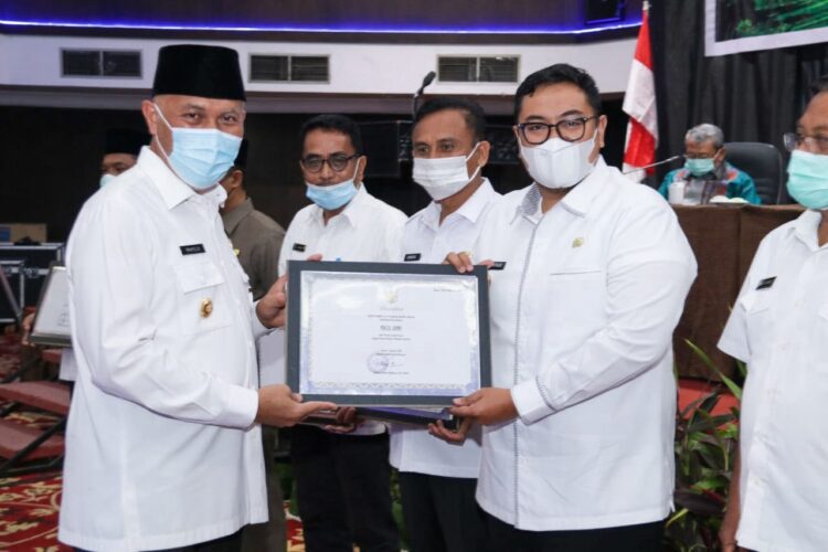 Pacu Jawi Warisan Dunia tak Benda 1 TERIMA PENGHARGAAN—Wabup Richi Aprian menerima piagam penghargaan pacu jawi sebagai warisan dunia tak benda.