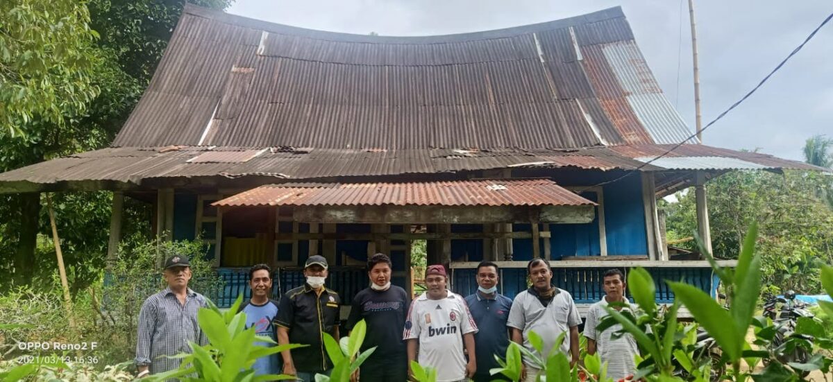Panitia festival sipakrago yang terdir dari Kupi Tigo dam Karang Taruna foto bersama dengan latar belakang rumah gadang