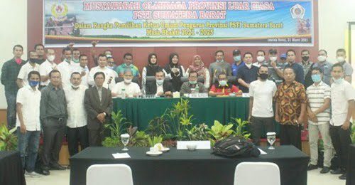 Para peserta Musprovlub Pengprov PSTI Sumbar foto bersasma di Hotel Imelda Gadut Padang