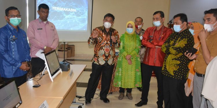 Studi Tiru— Para pejabat rombongan studi tiru Pemkab Deli Serdang, Sumatera Utara, saksikan secara langsung simulasi pelaksanaan pemilihan wali nagari dengan sistem e-voting, di Aula Kantor Bappeda Kabupaten Agam, Kamis (4/3) lalu.