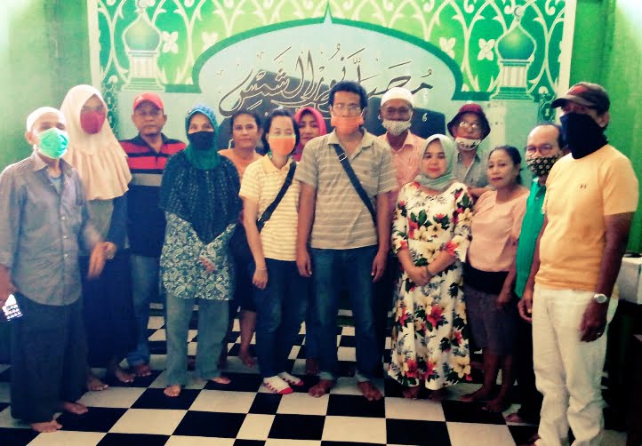 Pemilihan RT 01/RW I Kelurahan Belakang Pondok Sukses, Kandidat Keturunan Turut Meriahkan Pemilihan 1 FOTO BERSAMA— Ketua Pengurus Atom Shoping Center Syafril Ucok, Ketua RW I Datuk Jamalus, dan Ketua RT 1 Doni Rinaldi, foto bersama usai pemilihan.