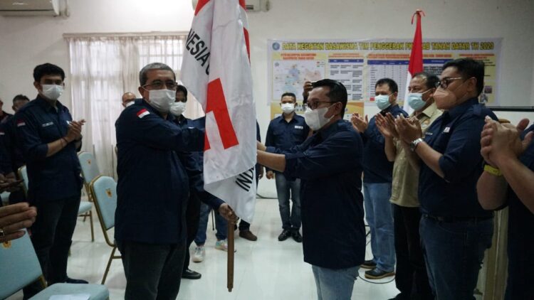 SERAHKAN PETAKA— Ketua IOF Provinsi Sumbar, Nasril Rusli, serahkan pataka pada ketua terpilih Nurhamdi Zahari.