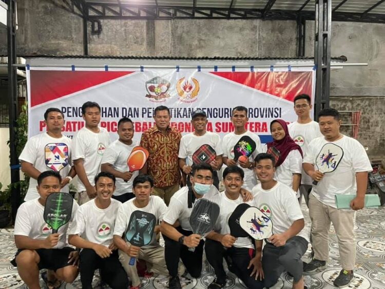 FOTO BERSAMA—Pengurus Pickleball Sumbar 2021-2025 foto bersama setelah dikukuhkan beberapa waktu lalu.