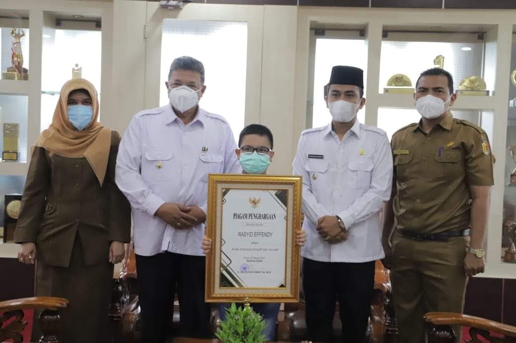 Penyerahan penghargaan kepada Rasyid oleh Wako Solok OKee