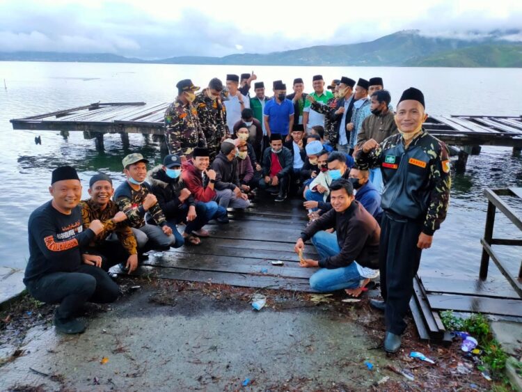 PESERTA DIKLAT—Peserta Diklat Dasar Terpadu (DDT) kepemimpinan Ansor Sumbar foto bersama usai mengikuti pelatihan.