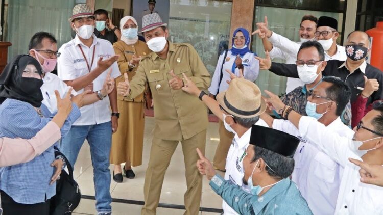 Rakor Wisata Digelar di Pulau Angso Duo 1 BERSAMA TIM— Wali Kota Pariaman Genius Umar bersama tim wisata Kota Pariaman.