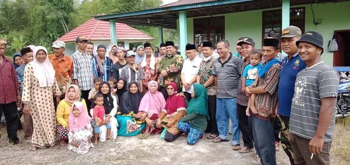 BERSAMA WARGA—Bupati Padangpariaman Suhatri Bur bersama warga di lokasi jalan yang belum pernah diaspal.