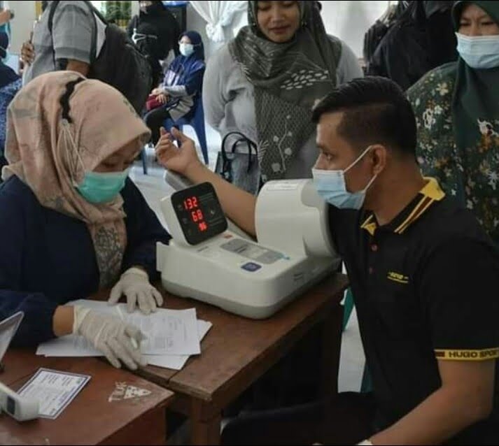 DIVAKSIN—Ratusan pegawai Kemenag Kota Padangpanjang dan calon jamaah haji diberikan vaksin.