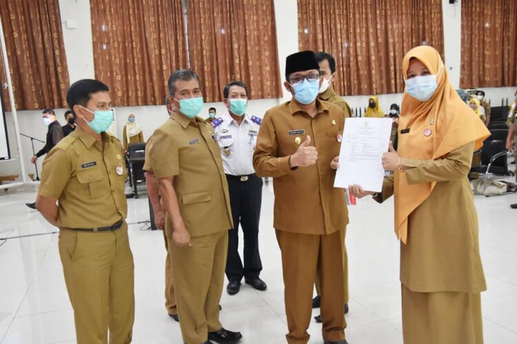 SK KENAIKAN PANGKAT— Plt Wako Padang Hendri Septa menyerahkan SK kenaikan pangkat untuk PNS Golongan IV, di Balaikota Padang, Selasa (23/3).