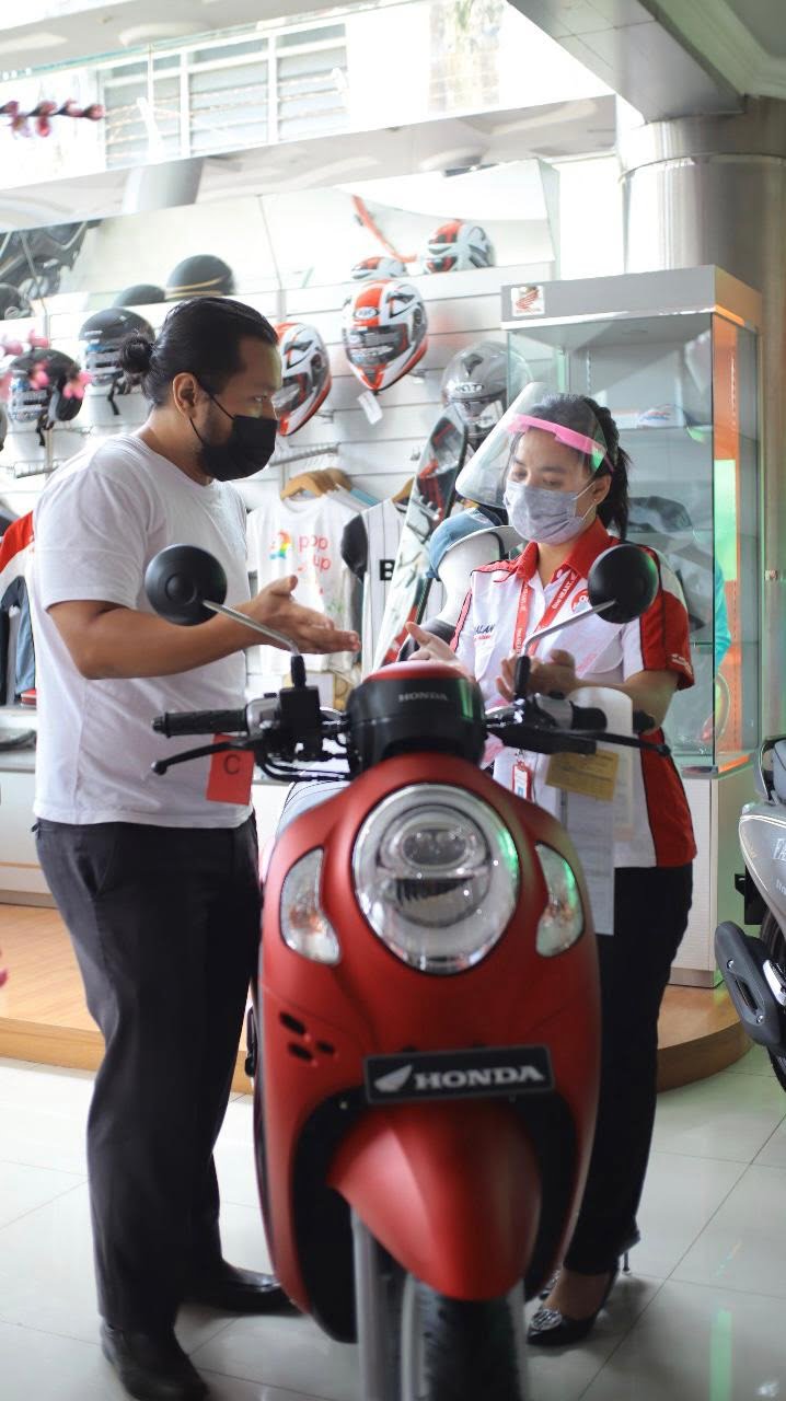 PAPARKAN— Sales marketing Menara Agung memaparkan fitur-fitur yang disematkan pada All New Honda Scoopy.