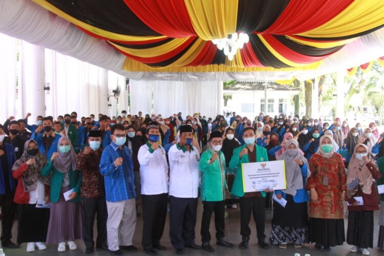 Bupati Eka Putra foto bersama penerima manfaat basnas