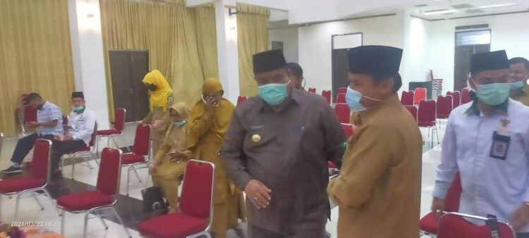 BUKA—Bupati Padangpariaman Suhatri Bur usai membuka acara.