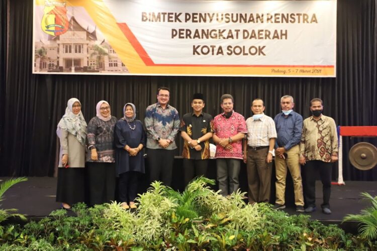 Menuju Solok Madani, Masjid harus menjadi Basis Ekonomi Umat 1 FOTO BERSAMA— OPD di lingkungan Pemko Solok foto bersama dengan Wakil Wali Kota Solok Ramadhani Kirana Putra usai memaparkan visi pada Bimtek penyusunan Renstra perangkat daerah.