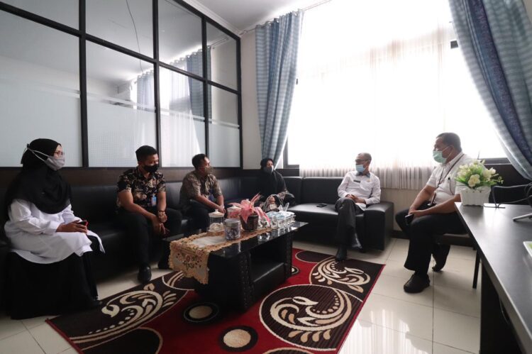 PERTEMUAN—Sub Koordinator Pencegahan dan Pemberdayaan Masyarakat BNN Payakumbuh, Indra Julita bertemu dengan Plt Kadis Kominfo di Balai Kota Payakumbuh.