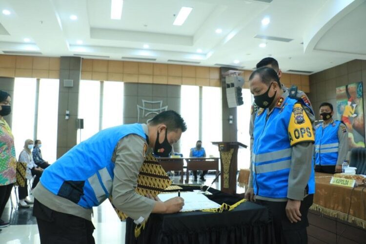 Polda Sumbar Buka Pendaftaran Akpol, Bintara dan Tantama 1 TANDATANGAN—-Kapolda Sumbar Irjen Pol Toni Harmanto menyaksikan penandatanganan pakta integritas dalam penerimaan Polri.