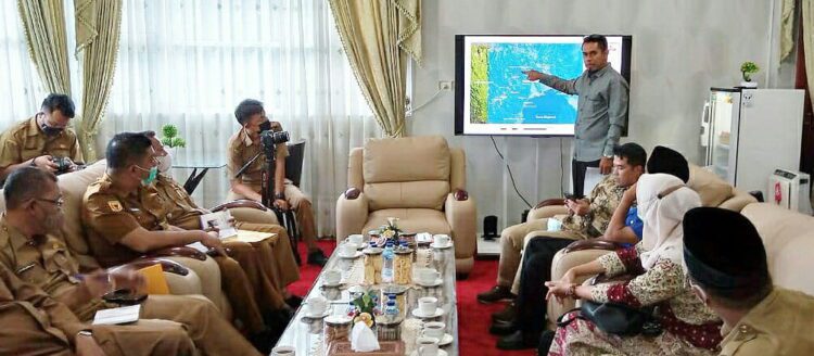 PENYELESAIAN TANAH ULAYAT— Tim Penyelesaian Tanah Ulayat Nagari Sumpur memberikan penjelasan dan persentasikan sejarah, Peta dan Dokumen Negara terkait Nagari Sumpur.