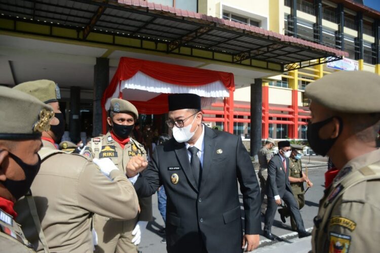 Wabup : Jaga Profesionalisme Pol PP 1 PERINGATAN HUT— Wabup Richi Aprian bersalaman dengan personel Sat Pol PP Tanahdatar, usai peringatan HUT Satpol PP.