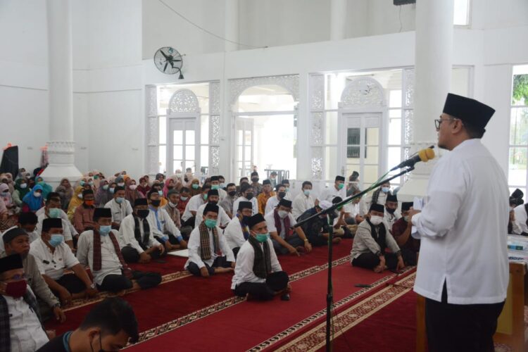 Wabup Richi Aprian berikan tausiah di Masjid Nurul Amin Pagaruyung. chandra antoni