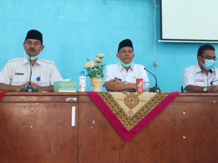 KUNJUNGI—Wakil Bupati Pasaman Sabar AS saat mengunjungi Dinas Pendidikan Pasaman.