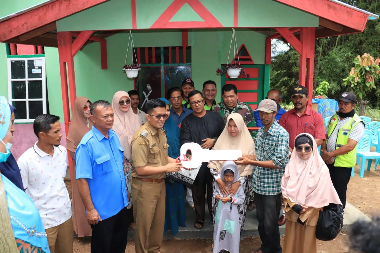 Wakil Wali Kota Erwin Yunaz menyerahkan kunci rumah Pasutri yang direhap secara bersama