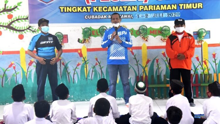 SAMBUTAN—Wali Kota Pariaman Genius Umar  memberikan sambutan.