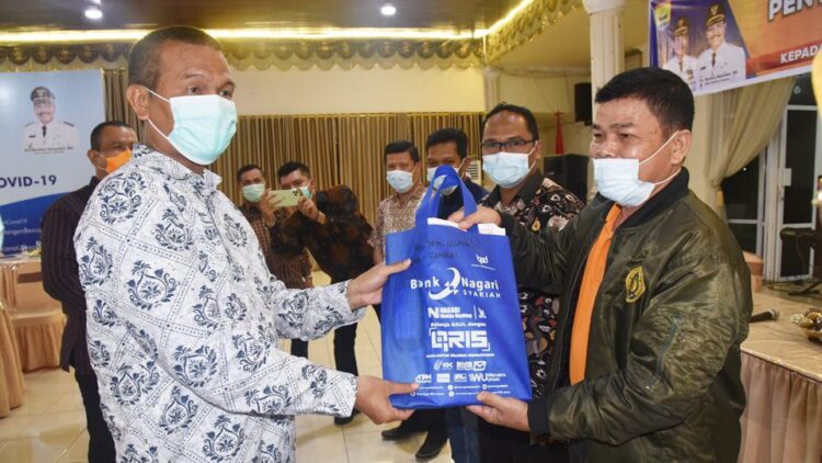 SERAHKAN—Wako  Genius Umar serahkan cendera mata.