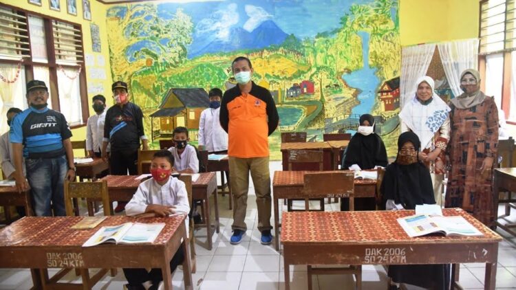 FOTO BERSAMA—Wako Genius Umar  foto bersama dengan majelis guru dan murid.