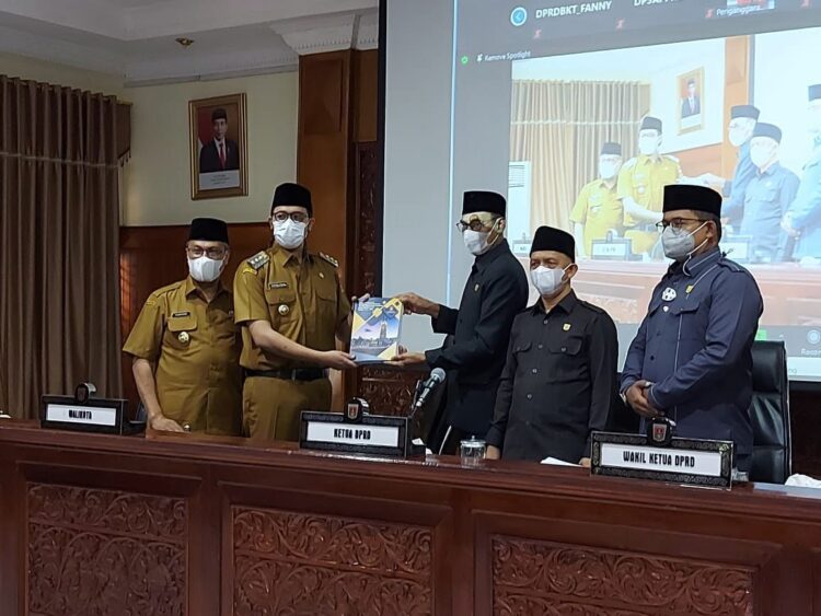 SERAHKAN RPJMD— Wali Kota Bukittinggi Erman Safar menyerahkan rancangan awal RPJMD Bukittinggi 2021-2026 kepada  Ketua DPRD Herman Sofyan, Senin (15/3).