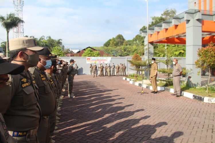 APEL— Wali Kota Bukittinggi Erman Safar memimpin apel di Kantor Satpol PP, beberapa waktu lalu