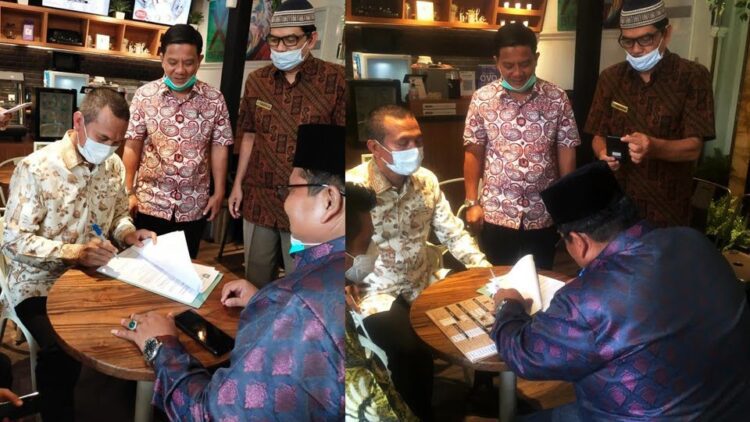 TANDA TANGAN—Wako Genius Umar dan Bupati Suhatri Bur melakukan tanda tangan 
batas wilayah.