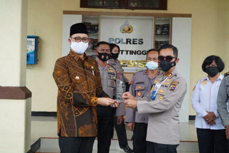 Pemko Beri Penghargaan Polres 1 PENGHARGAAN—Wali Kota Bukittinggi Erman Safar menyerahkan penghargaan kepada Kapolres Bukittinggi atas kinerja melayani masyarakat Bukittinggi dengan baik.