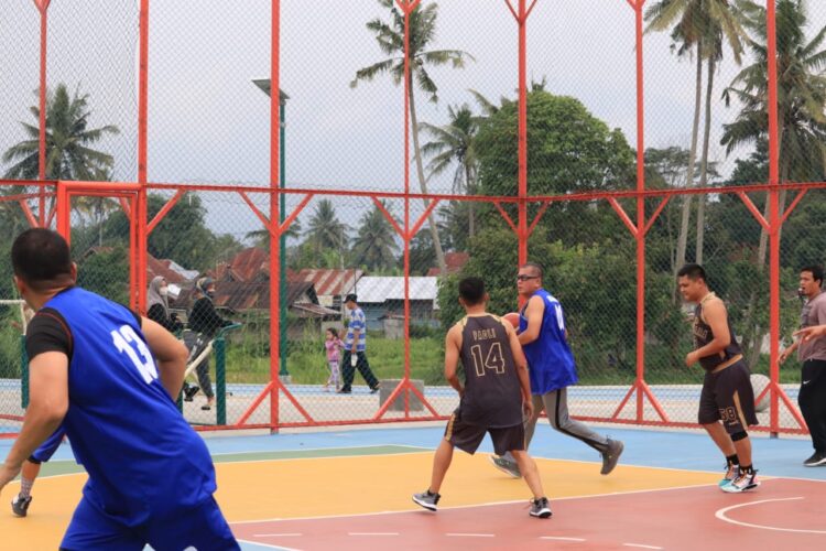 Menjamu Tim Bhayangkara Polda Sumbar, Wali Kota Tunjukkan Kebolehan Main Basket 1 GIRING BOLA— Wali Kota Payakumbuh H Riza Falepi menggiring bola dalam permainan basket di arena Payakumbuh Bugar.