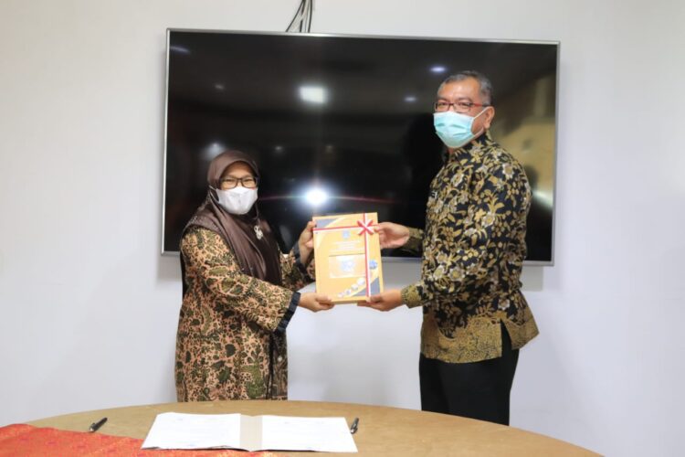 SERAHKAN LKPD—Wali Kota Payakumbuh menyerahkan LKPD Pemko Payakumbuh kepada BPK RI Perwakilan Sumbar.