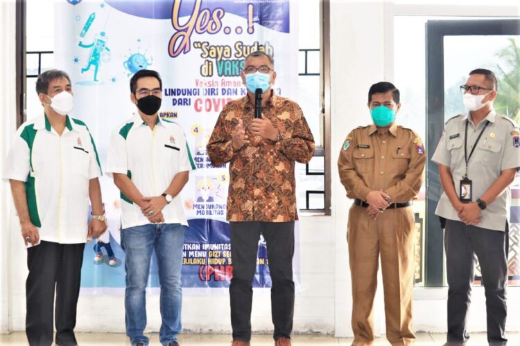 SAMBUTAN—Wali Kota Riza Falepi bersama Kadiskes dan BPBD memberikan sambutan saat vaksinasi covid-19 kepada warga Tionghoa di Payakumbuh
