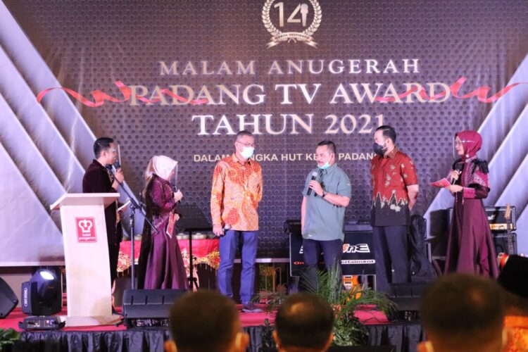 TAMPIL— Wali Kota Riza Falepi didampingi mantan Wako Padang Fauzi Bahar tampil pada HUT Padang TV.