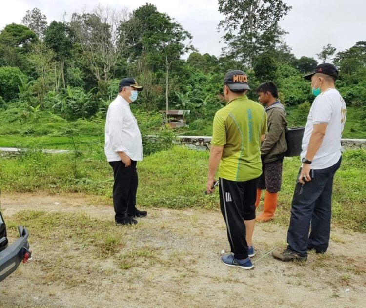 TINJAU--Wali Kota Solok Zul Elfian ketika meninjau jalan lingkar utara dalam lingkungan Kota Solok.