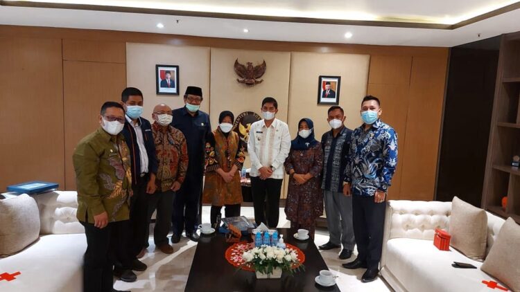 Wali Kota dan Ketua DPRD Datangi Mensos RI, Tingkatkan Pembanguan dengan Jemput Bola ke Pusat 1 FOTO BERSAMA—Wali Kota Deri Asta dan Ketua DPRD Eka Wahyu foto bersama dengan Menteri Sosial RI Tri Rismaharini di Jakarta.